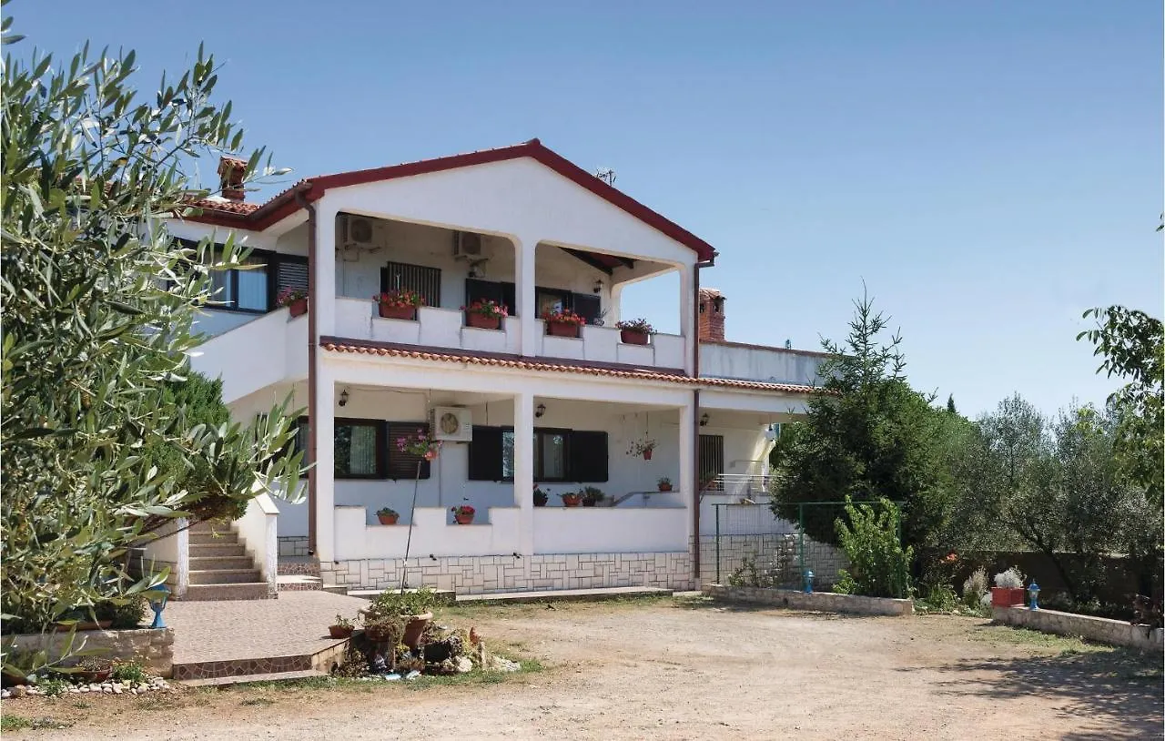 2 Bedroom Stunning Apartment In Peruški