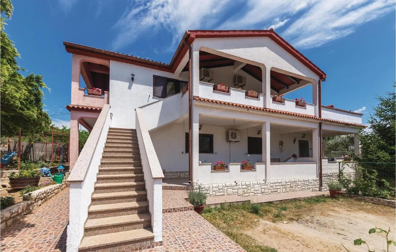 2 Bedroom Stunning Apartment In Peruški
