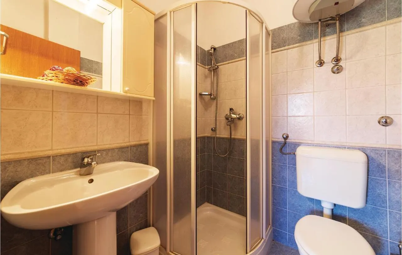 2 Bedroom Stunning Apartment In Peruški